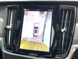 【360&deg;ビューカメラ】4台の高解像度カメラで360度の鳥瞰図を表示。隣の車や壁、死角にある障害物などを画面で確認できるため、狭いスペースでの駐車・出入りも安心です。
