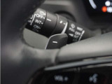 ◆減速セレクター◆ステアリングホイールの左右に取り付けられた2つのパドルスイッチで減速の強さを調整。 左側の「-」を操作すると減速を強く、右側の「+」を操作すると減速を弱くすることができます。