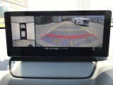 360&deg;ビューモニターでは前後左右4つのカメラ映像をさまざまな走行状況に応じて切り替えてセンターディスプレイに表示することで、駐車時や狭い道でのすれ違い時、見通しの悪い交差点進入時でも安心感を高めます