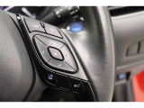 【ステアリングスイッチ】ナビに視線を移さず、ステアリングから手を放さず、運転に集中したまま手元で各種操作が出来ます!