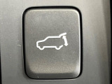 【パワーバックドア】スマートキーや運転席のボタンを押すだけでリアゲートが自動で開閉します!荷物を持っている時や、高い位置にあるバックドアを閉める際に便利な機能です♪