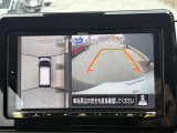 真上から見下ろすような映像で、車庫入れや縦列駐車時に、自車と駐車位置の関係をひと目で確認でき、スムースな駐車をサポート。