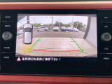 ギアをリバースに入れると車両後方の映像を映し出します。画面にはガイドラインが表示され、車庫入れや縦列駐車などの際に安全確認をサポートします。
