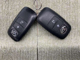 手荷物が多いときでも、スマートキーをバッグやポケットに携帯していれば、キーを取り出すことなくドアの解錠・施錠ができます