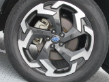 純正18インチアルミホイール。 タイヤサイズは225/55R18。