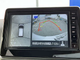 上空から見下ろしているかのような映像をディスプレイに映し出し、スムースな駐車をサポートします。画面は「トップビュー」のほか「サイドブラインドビュー」への切り換えが可能。ますます安心です