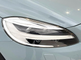【LEDヘッドライト】明るく眩しいハイビームを先行車や対向車に照射しないオートハイビームを備えたLEDヘッドライト。北欧神話に登場するトールハンマーをモチーフにした、一目でボルボとわかるデザイン。