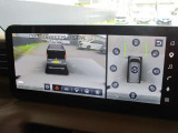 周囲の状況が分かるアラウンドビューモニター搭載。苦手な縦列駐車もこれがあれば安心ですね。