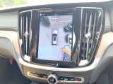【360&deg;ビューカメラ】4台の高解像度カメラで360度の鳥瞰図を表示。隣の車や壁、死角にある障害物などを画面で確認できるため、狭いスペースでの駐車・出入りも安心です。