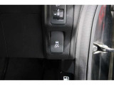 インパネシフトだから視線の移動も少なく足元もスッキリ♪運転席もゆったりしているのでゆとりを持ってドライブできますね!