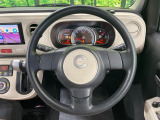 インテリアに合わせたデザインのステアリングは、運転される方のことも考え、運転しやすい形状、大きさです。是非一度、実際に触ってお確かめください。