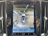 【360&deg;ビューカメラ】4台の高解像度カメラで360度の鳥瞰図を表示。隣の車や壁、死角にある障害物などを画面で確認できるため、狭いスペースでの駐車・出入りも安心です。