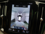 【360&deg;ビューカメラ】4台の高解像度カメラで360度の鳥瞰図を表示。隣の車や壁、死角にある障害物などを画面で確認できるため、狭いスペースでの駐車・出入りも安心です。