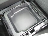 助手席下部には持ち運び可能な収納BOXが御座います。