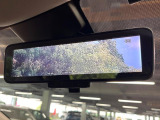 【インテリジェントルームミラー】後席の大きな荷物や同乗者で後方が確認しづらい時でも安心!カメラが撮影した車両後方の映像をルームミラー内に表示。クリアな視界で状況の確認が可能です!