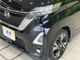 【LEDヘッドライト】悪天候や夜間走行時も良好な視界を確保し安心して運転できる高輝度LEDヘッドライトを装備!点灯速度が早く、消費電力も抑えられています。
