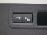 ハンズフリーパワーバックドア(挟み込み防止機能・停止位置メモリー機能付)が装備されています。スマートキーを携帯していれば、リヤバンパーの下に足を出し入れするだけで自動開閉します。