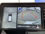 上空から見下ろしているかのような映像をディスプレイに映し出し、スムースな駐車をサポートします。画面は「トップビュー」のほか「サイドブラインドビュー」への切り換えが可能。ますます安心です