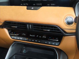 四季を通じて車内を快適に保つオートエアコンを装備しています。又、冬場の朝一のスタート時には大変嬉しいシートヒーターを運転席&助手席に装着、ヒーターが効き始めるまでの冷間時でも快適にスタート出来ます。