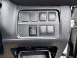 両側電動スライドドアです☆お買い物や、レジャーの際にも両手が荷物でふさがること結構ありますよね(・・;)そんな際にも幅も取らず、開けやすく便利ですよ♪♪強風の日のドアを開ける際の心配もいりませんね♪