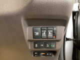 パワースライドドアの開閉はスマートキーのリモコンやドアノブは勿論、運転席側のスイッチ操作でも開閉ができ、安全・簡単です。