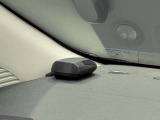 車内に電波で張り巡らされたセキュリティーが付いています。