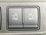 【両側パワースライドドア】スマートキーや運転席のスイッチで後席両側スライドドアの開閉が可能♪電動だから力を入れてドアを開ける必要が無く、小さなお子様でも簡単に開け閉めでき快適です♪