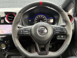手に馴染むNISMO S専用本革巻ステアリングを採用。レッドセンターマークとレッドステッチが特別感を演出し、ドライバーをスポーツドライビングの世界へと誘います!