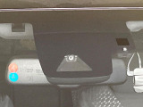 【スマートアシスト】走行中に前方の車両等を認識し、衝突しそうな時は警報とブレーキで衝突回避と被害軽減をアシスト。より安全にドライブをお楽しみいただけます。