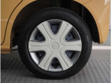 【ホイールキャップ】車に良く似合う純正ホイールキャップが装備されています。各種社外アルミホイールや、スタッドレスタイヤも取扱いしております。是非ご相談ください。