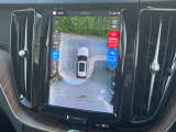 【360&deg;ビューカメラ】4台の高解像度カメラで360度の鳥瞰図を表示。隣の車や壁、死角にある障害物などを画面で確認できるため、狭いスペースでの駐車・出入りも安心です。