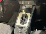 自然に手が届く距離に配置されたシフトレバー。
