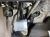 パーキングブレーキは、フットブレーキタイプです。