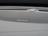 【harman kardon】ハーマンカードンのHi-Fiスペシャリストと共に、モデル別に開発・設計された専用チューニングが臨場感溢れる音響空間を実現しています。