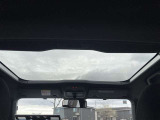 軽自動車ですが、ルーフは1部ガラスになっています。自然光を入れながらのドライブは最高ですね。