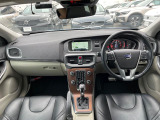 大人気ステーションワゴンのV40が入庫しました!クルーズコントロールやバックカメラをはじめとした人気装備も盛り沢山です!冬でも乾燥しにくいシートヒーターは便利ですね♪スタッフおすすめの一台です!!!