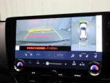 車両を上から見たような映像を表示するパノラミックビューモニターは、車両周辺の安全確認をサポートします。