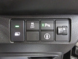 歩行者や障害物などが車に近くなるとアラームで知らせてくれるパーキングセンサーを装備しています。特に狭い道や駐車場などで非常に便利な機能です。