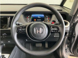 【誤発進抑制機能】うっかり防止!停車時や10キロ以下の低速走行時、前方の障害物を検知し、ドライバーがアクセルペダルを踏みこんだ場合の急加速を抑制します。音とメータ内表示で警告します。