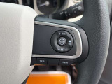 【クルーズコントロール】アクセル操作なしで一定速度を保つ機能。先行車との距離を自動調整する追従型が主流で、高速走行時の疲労を劇的に軽減します。長距離移動が多いお客様への商談では必須の快適装備です。