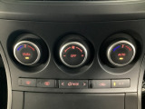 空調スイッチ類は最近流行のタッチパネル式ではなく、運転中でも直感的に操作できるダイヤル式を採用しております。