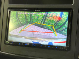 【バックカメラ】駐車時に後方がリアルタイム映像で確認できます。大型商業施設や立体駐車場での駐車時や、夜間のバック時に大活躍!運転スキルに関わらず、今や必須となった装備のひとつです!