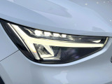 【LEDヘッドライト】明るく眩しいハイビームを先行車や対向車に照射しないオートハイビームを備えたLEDヘッドライト。北欧神話に登場するトールハンマーをモチーフにした、一目でボルボとわかるデザイン。