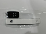 【キーレスエントリー】バッグやポケットからキーを取り出すことなく車にアクセスして、ロックとアラームを設定できます。 毎日の利便性をさらに高める機能です。