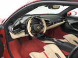 こちらは左ハンドルのお車でございます。内装色はCremaを選択しております。