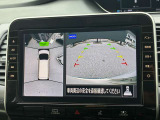 真上から見下ろすような映像で、車庫入れや縦列駐車時に、自車と駐車位置の関係をひと目で確認でき、スムースな駐車をサポート。動く物を検知してお知らせすることで、発進時の安全確認もサポートします。
