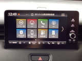ドライブの必需品。Honda CONNECTディスプレーを搭載しています。ナビ、スマホ連携、車両情報表示、各種設定操作を一つに集約した高機能タッチパネル。直感的に使える便利なインターフェースです。