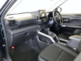 前方の見通しが良いすっきりした視界、誰でも扱いやすく運転できます。疲れにくく安心ドライブを更に快適なものにします!