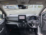 すっきりした運転席周りにはナビやエアコンの操作パネルを設置しておりますので、お一人での運転でもご安心できます。