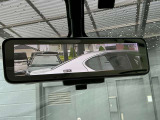 スマートルームミラーは、車両後方に設置されたカメラの映像を、ルームミラーに映し出すことで、死角をなくし、安全性を向上させることができます。また、夜間や雨天時でも、クリアな映像を映し出すことができます。